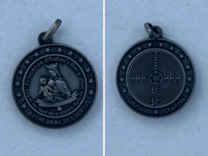 relica™ de nuestra señora de virtud d’aubervilliers — color plata vieja
